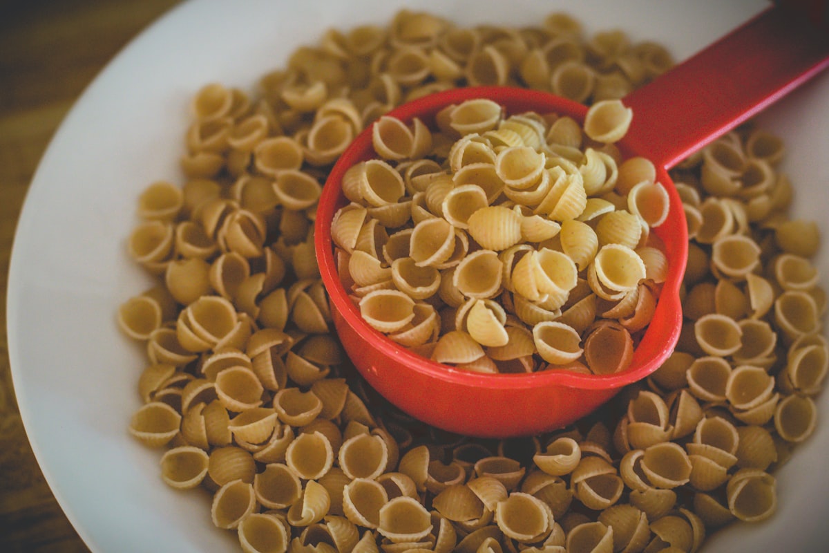 Idratazione e attività fisica nella piramide alimentare moderna
